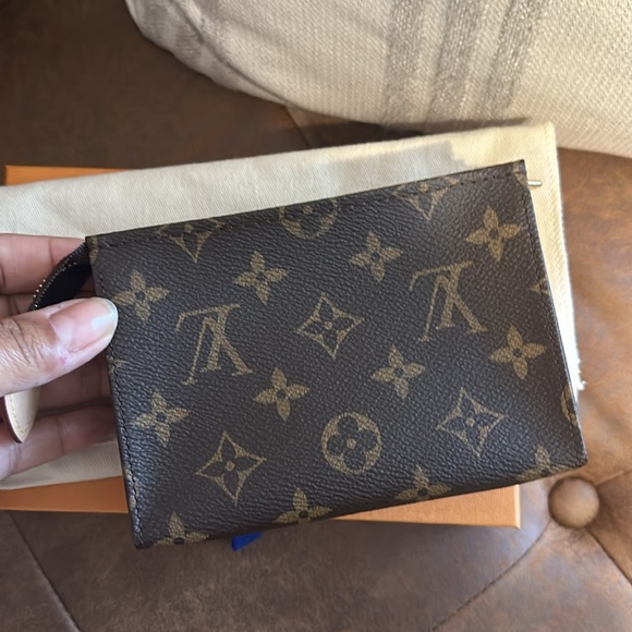 Authentic Louis Vuitton Toiletry Pouch 15 - Picture 9 of 16